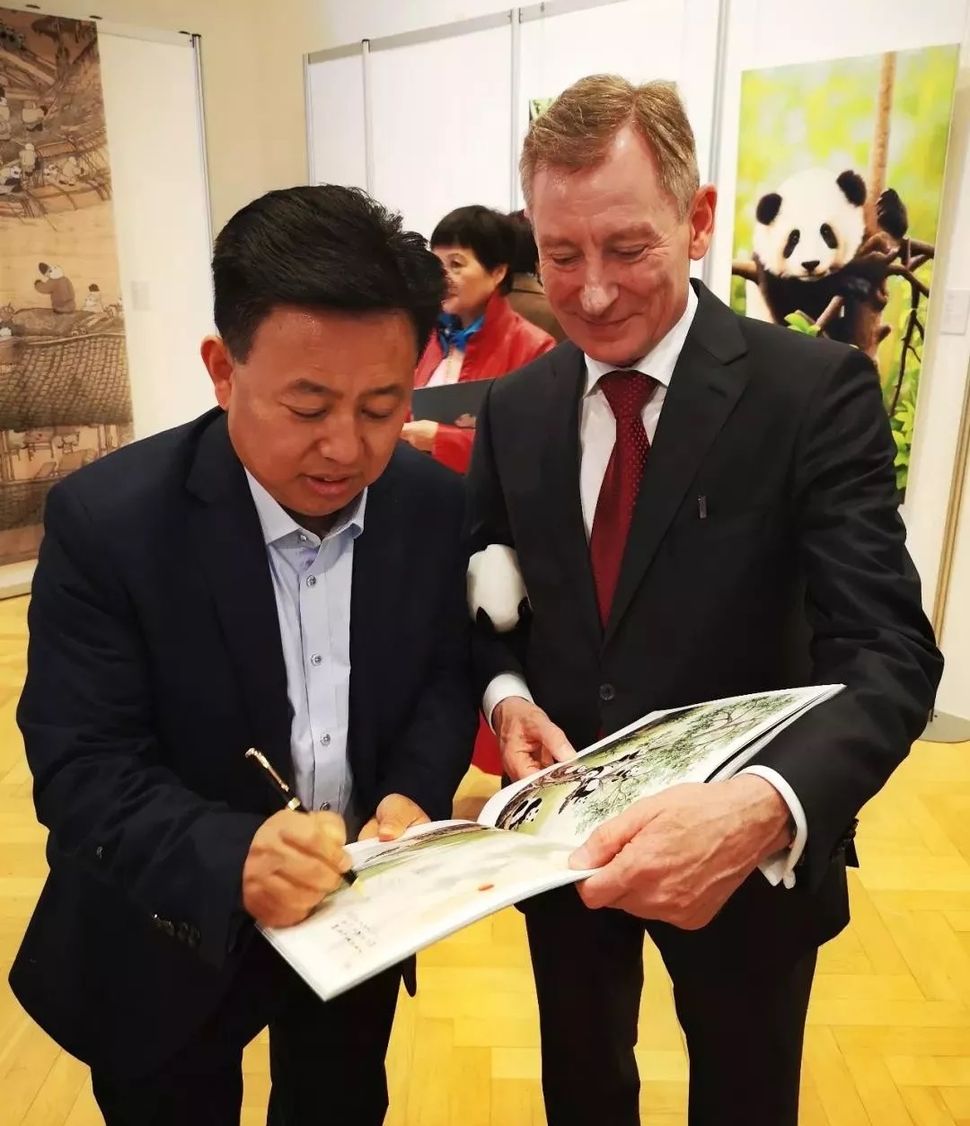“国宝工匠熊猫画家”吴长江的作品于6月1日在纽约《美中文化周》、成都仁恒置地同时开展