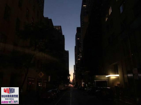 高娓娓：纽约大停电，曼哈顿“素颜”，百老汇演员化身“街头艺人”，路人秒变交警