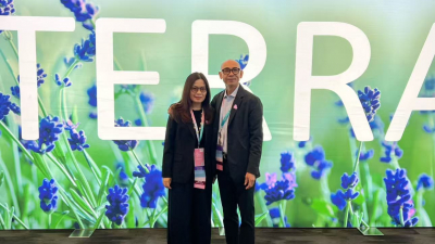 Terry Zhou校长与John荣膺“钻石领袖”荣耀,非凡卓越芳疗学院闪耀2025 dōTERRA年会盛典