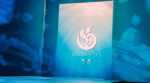 高娓娓:华裔高定设计师贾惠君亮相纽约时装周 &ldquo;生命之水&rdquo;大秀引领潮流