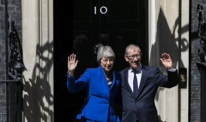 高娓娓：梅姨卸去英国首相光环，洒脱回归自我