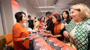 高娓娓:靳羽西英文新书发布派对在纽约曼哈顿华美协进社举行