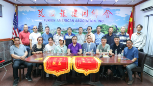 李梦玲母女答谢美国福建同乡会赠锦旗（视频图文）