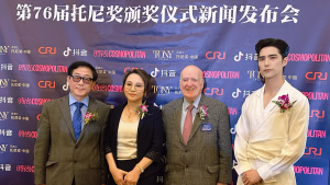 美国V视:第76届托尼奖颁奖仪式新闻发布会在纽约哈佛俱乐部举行,中国&ldquo;音乐剧王子&rdquo;阿云嘎受邀参加