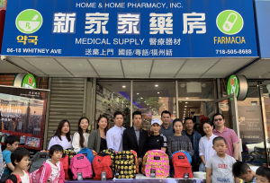 高娓娓：新家家药房、纽约医疗器械和名匠设计公司携手纽约州众议院副议长办公室向学龄儿童派送300新书包