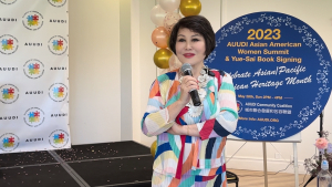 美国V视:羽西新书《你 自成先锋》签售见面会在纽约长岛温馨举行,现场笑语连连