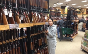 高娓娓：看美国枪店这样卖枪,猎枪成捆,子弹成堆