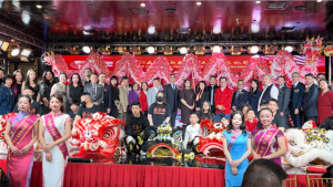 美国V视：第25届纽约新春爱心大游行文化节庆祝表彰会举行，美国福建同乡会、美国福建工商总会、美国纽约中美商会等多家单位获奖