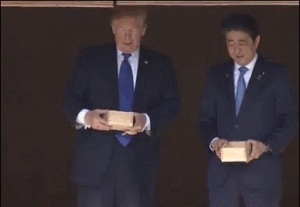 高娓娓：特朗普出访亚洲，网友们都在八什么？