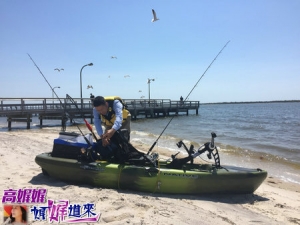 高娓娓：华人在美国海边成桶钓大鱼，老外看了羡慕嫉妒恨