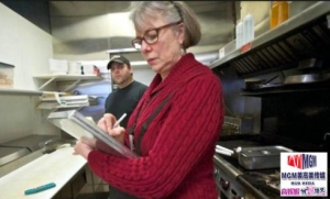 高娓娓：对比中国餐饮后厨不能看,美国是如何监管餐厅卫生的?