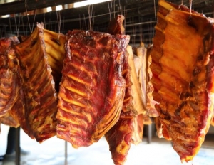 高娓娓：华人在自家后院晒腊肉，把外国邻居吓到报警：还以为是恐怖片现场！