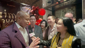 美国V视：纽约市长亚当斯、纽约州议员等各界名流莅临FUSHIMI时代广场店开业Party