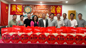 高娓娓:美国福清同乡会举行"迎中秋 庆国庆"活动,向耆老乡亲发放中秋礼品